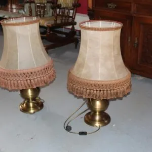 2 grote tafellampen met messing voet, H 79cm