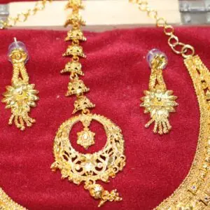 Collier avec boucles d'oreilles et pendentif