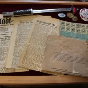 Lot 2e Guerre mondiale, baïonnettes, journal et insignes