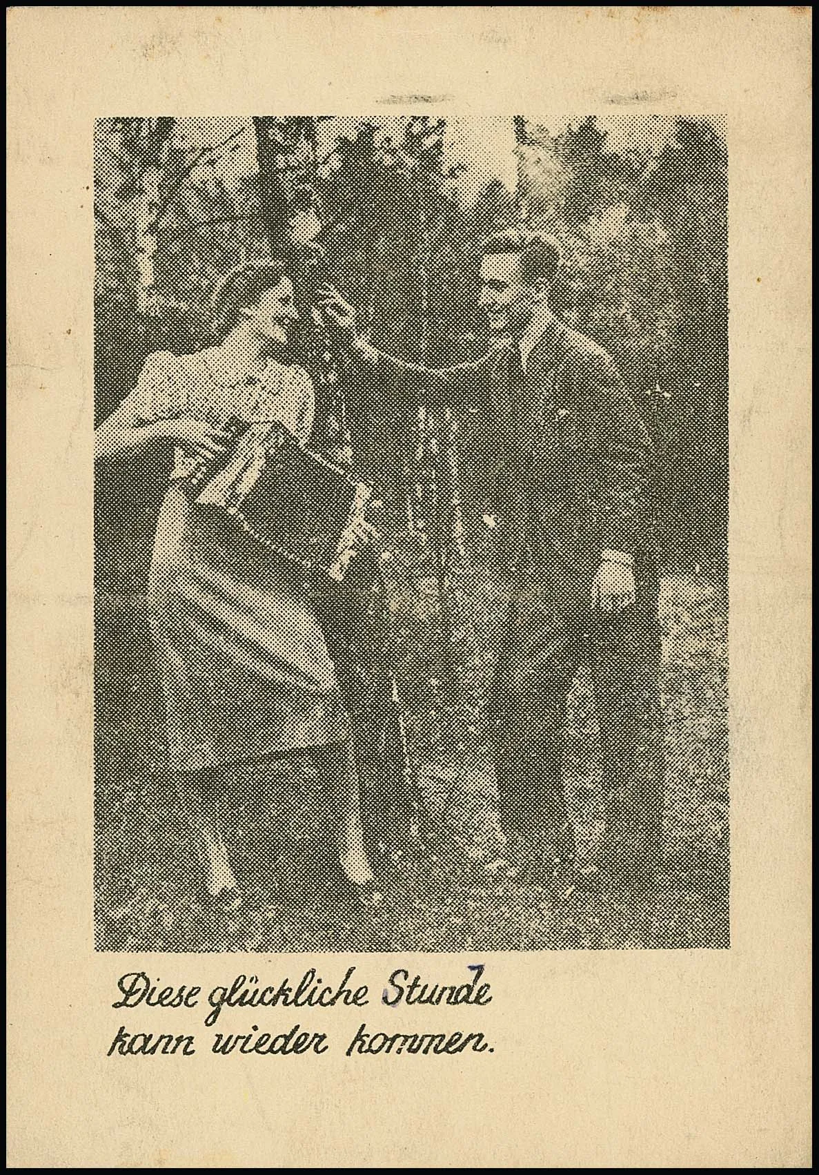 Falsifications soviétiques pour l'Allemagne, carte de propagande de guerre "Diese glückliche Stunde", avec accordéoniste et homme dans la forêt.