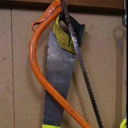 Handzaag en houten beugelzaag