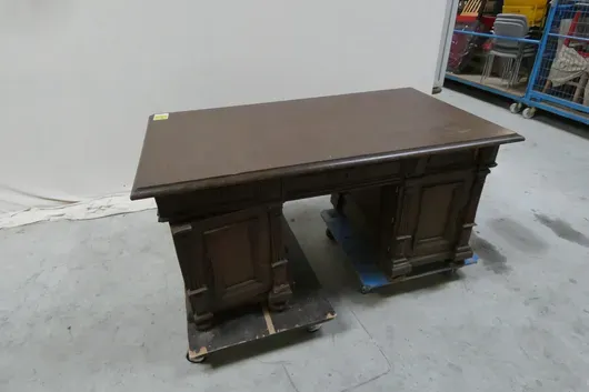 Schreibtisch, ohne Rollbretter