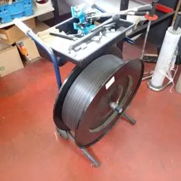 Plastic band strapping tool