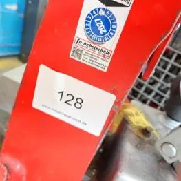 2 vérins hydrauliques pour machines, fab. : Jung