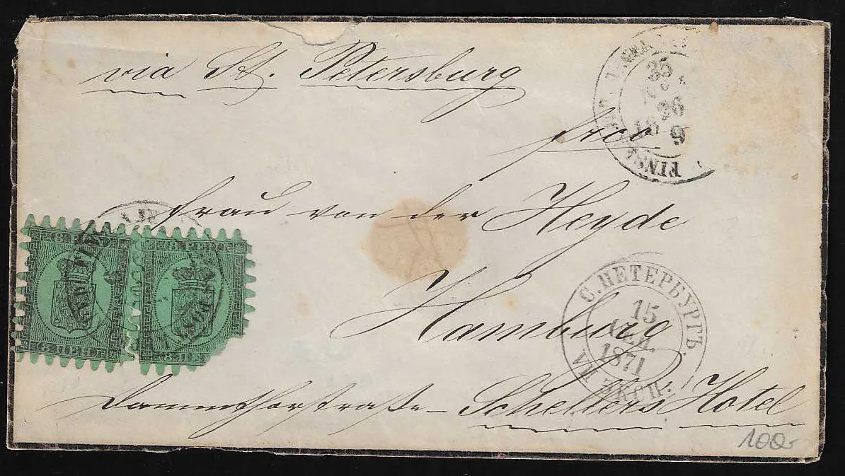 8 P. noir sur papier vert rugueux par deux, une plus fortement défectueuse, sur lettre de deuil incomplète 1871 avec cachet de poste ambulant K2 via Saint-Pétersbourg vers Hambourg