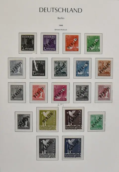 Berlijn, 1948/90, grotendeels ongestempeld, aanvankelijk ongebruikt, verzameling in Leuchtturm voorbedrukt album. Waaronder veel waarden vanaf nr. 1/20 met drie markwaarden, nr. 35/41 ongebruikt, 61 en 63 ongestempeld, velhoek nr. 67, vanaf nr. 75 compleet met alle klokken, nr. 91/100 enz., vanaf 1955 alleen ongestempeld. Mi. 2600,-