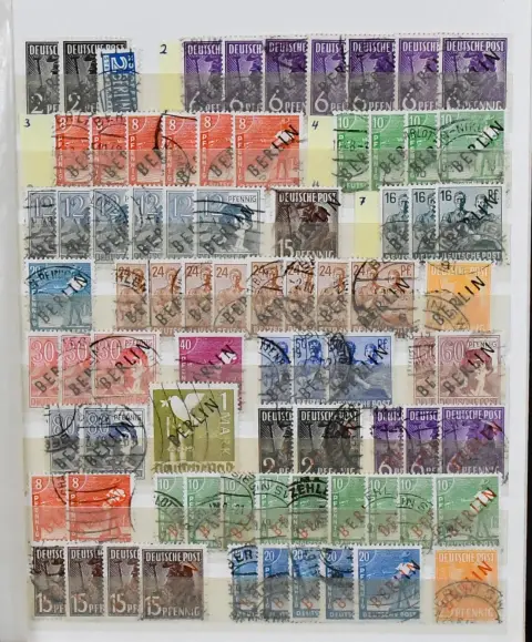 Berlijn, 1948/1988, netjes gestempelde voorraad met nadruk op de jaren 50, waaronder nr. 1/15, 17, 27, 61, 63, veel Klokken-waarden enz., chronologisch in drie kleine albums. Mi. circa 6000,-