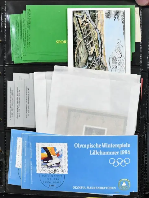Bund/Berlin, particuliere postzegelboekjes, dikke ringband met ongeveer 250 meestal ongebruikte en enkele gebruikte particuliere boekjes, waaronder 130 sportboekjes