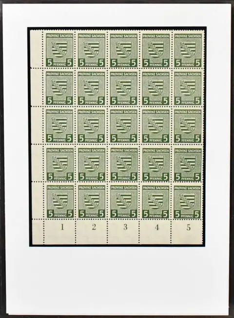 SBZ, tylko prowincja Saksonia, wydanie "Herb prowincji", Mi.-Nr. 73-84, wysoce specjalistyczna kolekcja w segregatorze, wyłącznie lepsze wydania, wszystkie starannie opisane, w tym nr 75bY w postfrisowanym bloku 25 z marginesem narożnym (Mi. 1500,- ++, certyfikat Ströh), 78Yby w postfrisowanym bloku 15 z marginesem narożnym (Mi. 1800,-, certyfikat Ströh), 80Xa wielokrotny postfrisowany, 84Y kilka postfrisowanych VB itd. Mi. około 5000,-