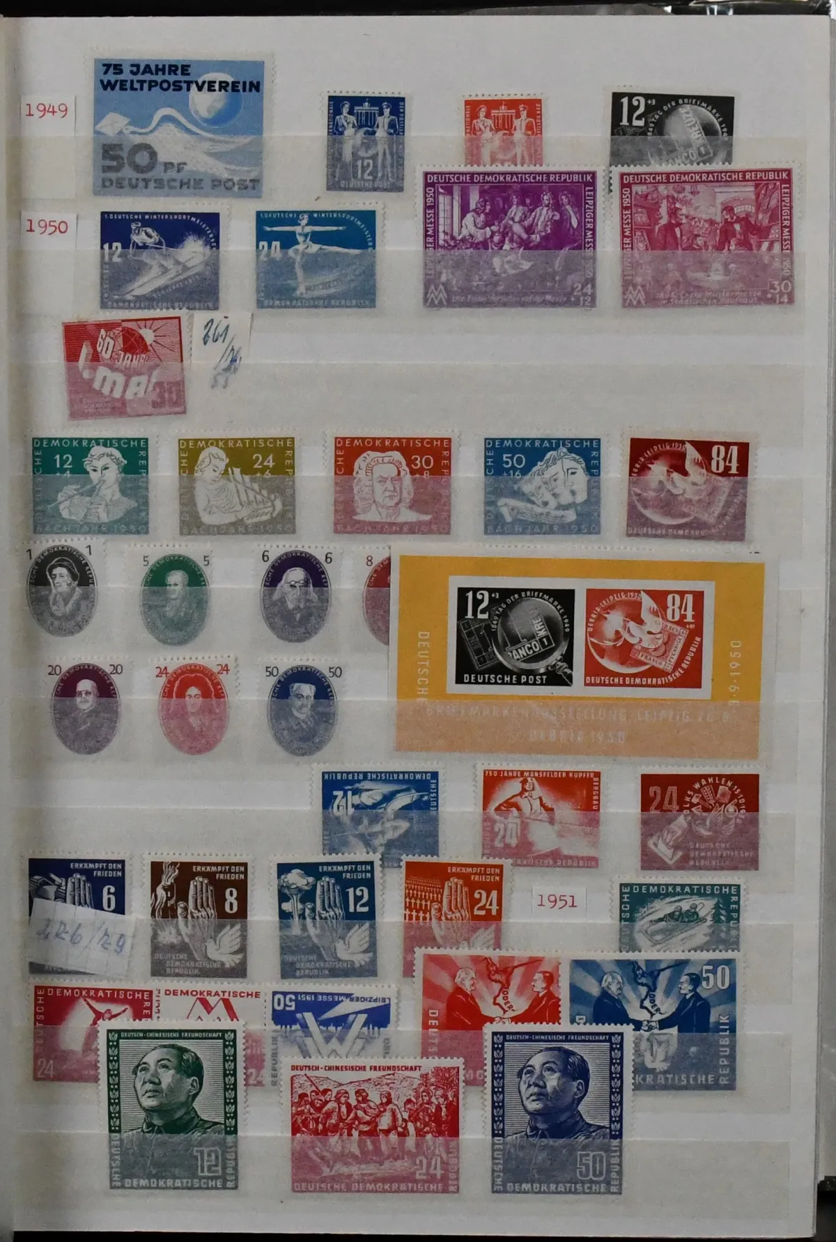 DDR, 1949/90, bis auf Pieck-Werte, kpl. Sammlung in zwei dicken Alben. Dabei Nr. 242/60 und 327/41 ungebraucht, sonst alles weitere postfrisch, inkl. Bl. 7,…