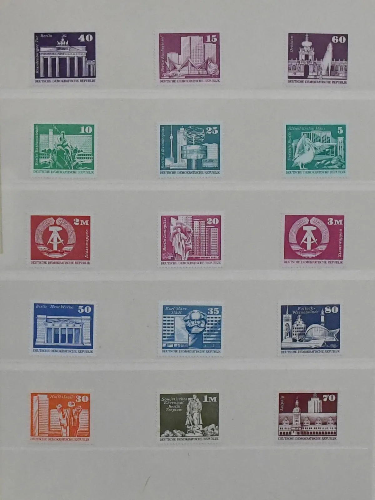 RDA, collection spécialisée des émissions petits et grands monuments, neuf, oblitéré et avec documents. Dont blocs de quatre, timbres de rouleau, parfois en bandes de cinq,…
