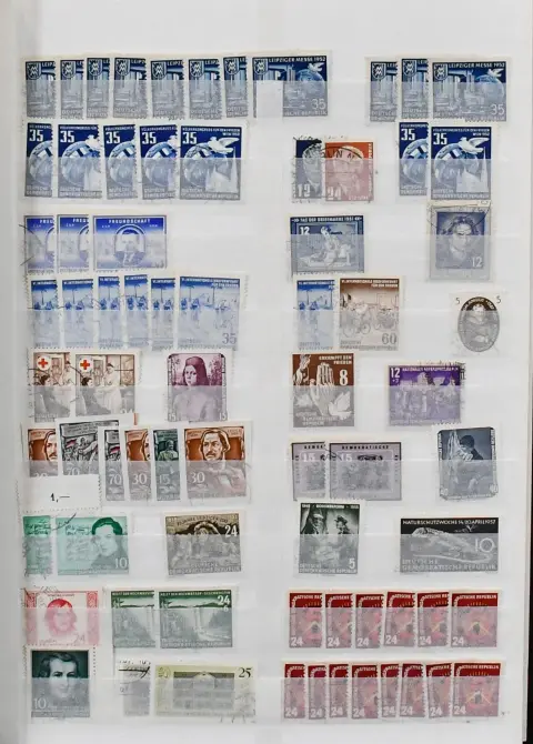 GDR, thick album with increasingly better issues, almost all cancelled, from multiple no. 242. Including no. 662 cancelled five times, Bl. 8B and Bl. 10/13 cancelled (Mi. 390,-), many cancelled se-tenant, among others K1/4 (Mi. 110,-), all six pairs of no. 1074/79 per six (498,-), 958/62 and 983/87 each cancelled ten times with decorative field (540,-), better mint plate flaws of recent years, etc.