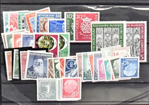 ФРГ, 1949-54, коллекция ** только хороших первых лет, включая № 111-22, 139-46, 156-59, 167-70, 173-76, а также Хойсс люмо и леж. вод. зн. Mi. 1300,-