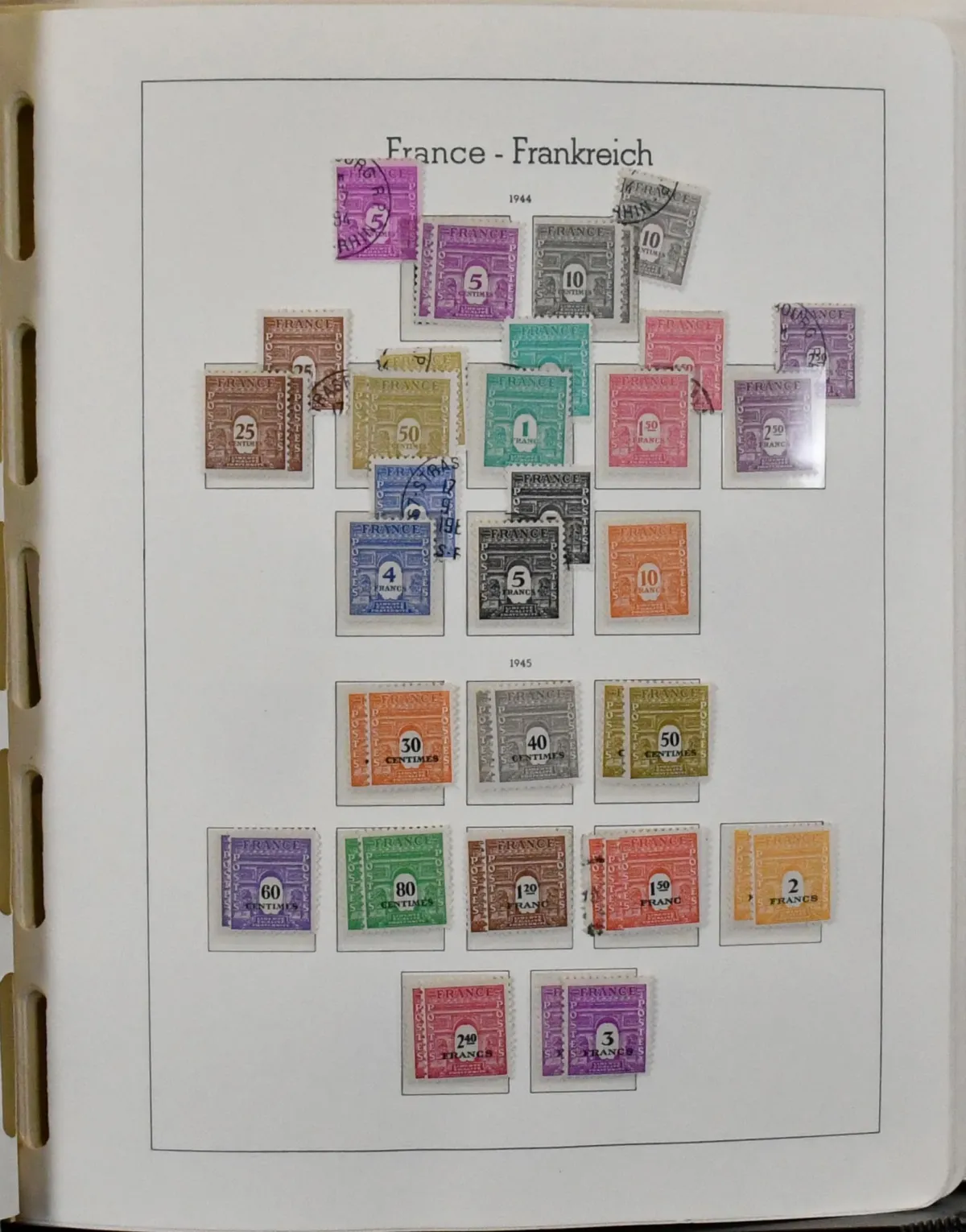 France, 1945/79, complete collection, mostly mint never hinged, initially also some used. Including Bl. 4 mint never hinged, good no. 861/65 mint never hinged, all sets Personalities complete, only 1954 unused, otherwise all mint never hinged etc., from 1957-1979 throughout mint never hinged complete incl. Philatec miniature sheets, in two Leuchtturm preprinted albums. Mi. 3500,-