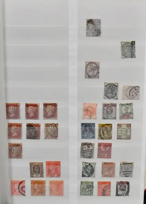 Groot-Brittannië, 1854-2006, verzameling in beide condities in twee albums, waaronder enkele Victoria-hoofden en complete uitgaven vanaf de jaren 1960 (deels postfris), plus Kanaaleilanden met veel Guernsey en Jersey, evenals enkele regionale zegels
