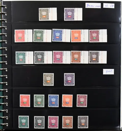 Liechtenstein, 1976/2007, postfr. kpl. Slg. in zwei neuwertigen Lindner-T-Vordruckalben je mit Schuber. Alleine die gültige Nominale ab 1996 beträgt bereits…