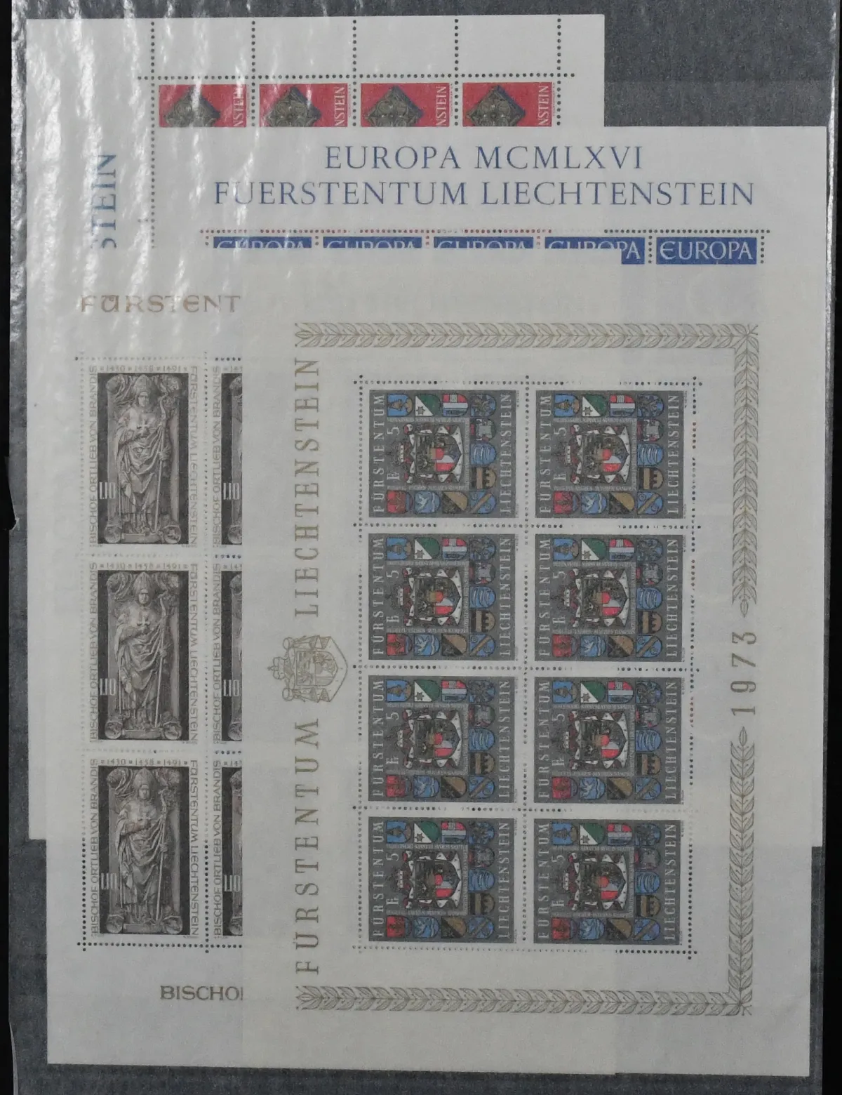 Liechtenstein, Kleinbögen, postfr. Partie mit besseren wie u.a. Nr. 449 per drei, 590, 655/57, 734 per vier (Mi. 420,-), 988/89 per zwei usw., in drei Alben.…