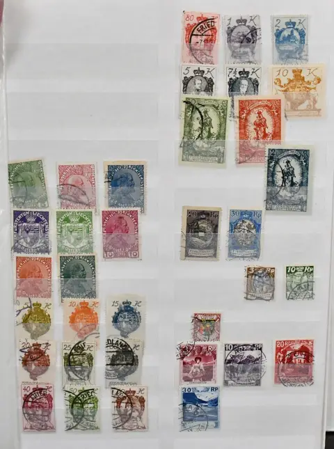 Liechtenstein, 1912-2002, Slg. in beiden Erhaltungen im Album, dabei etwas älteres Material, aber überwiegend moderne Kleinbögen, z.B. KLB Nr. 590, 614, 734,…
