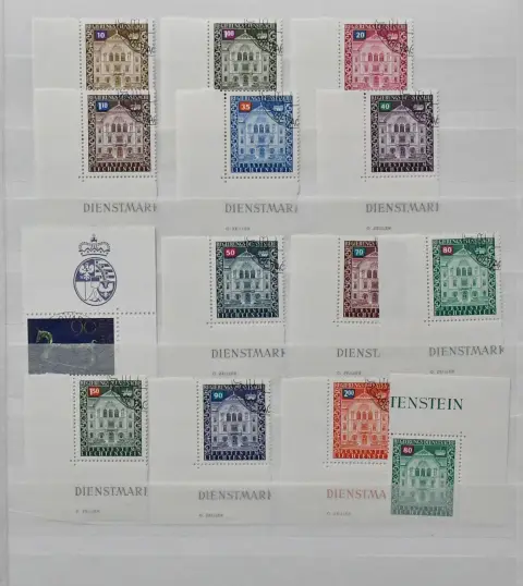 Liechtenstein, versandstellengest. Slg. von über 1000 Werten, alle aus der Bogenecke, ab Ende der 50er Jahre bis ins Jahr 2000, im dicken Album, reiner…