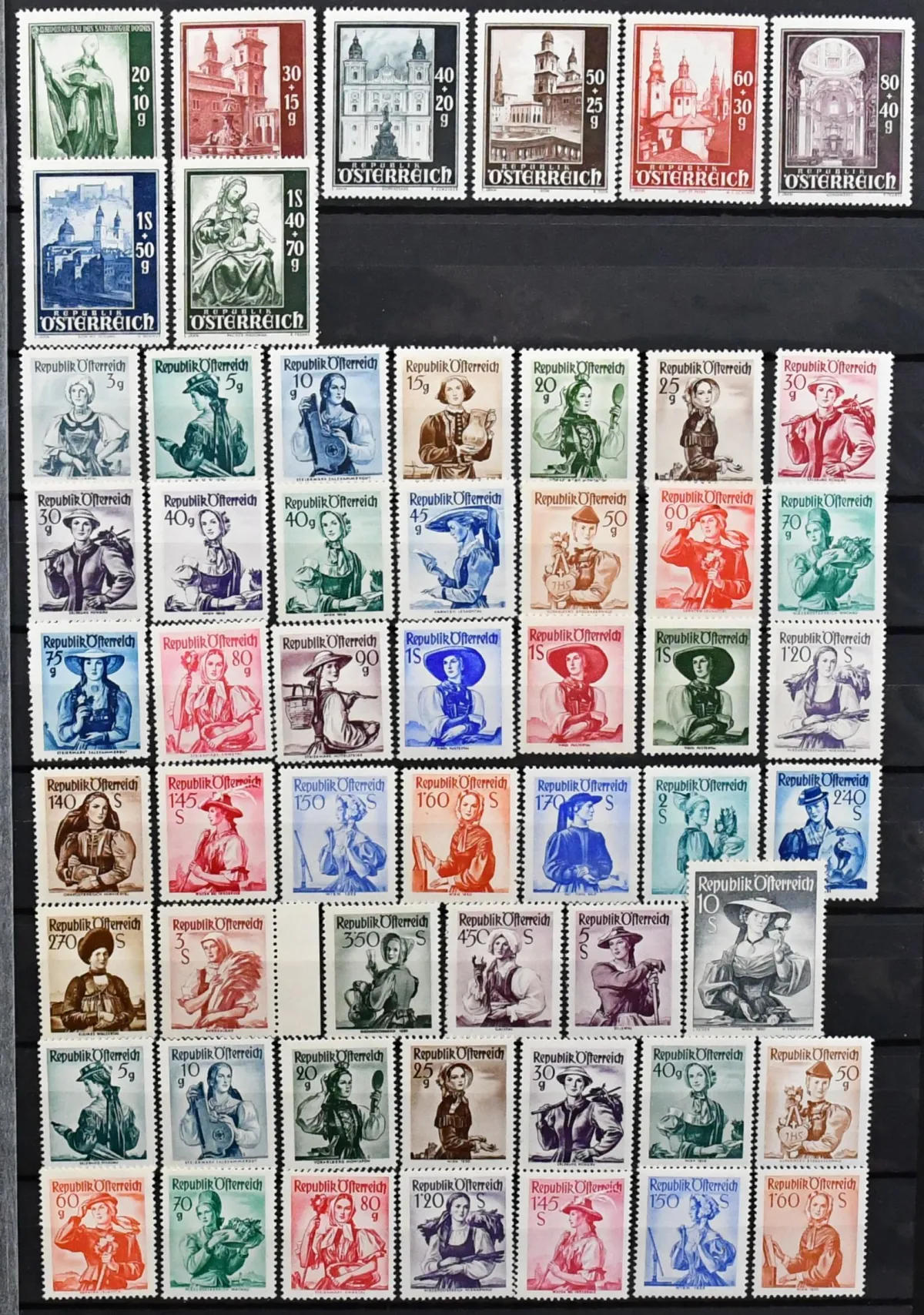 Austria, 1947-2001, clean mint collection, also with miniature sheets, good issues like costumes, Carinthia, birds etc. Mi. 4500,-