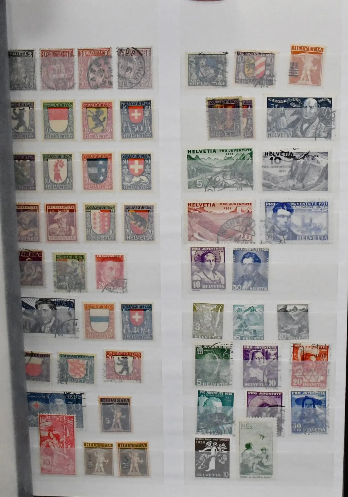 Švýcarsko, 1862-2012, převážně použitá sbírka ve třech albech, s dobrými hodnotami jako např. č. 21, 25, 35, každá použitá, 132, 178, 185-88 nepoužité, atd., těžiště je v známkových sešitcích a malých arších, mimo jiné č. 1726 KB použitý, vysoká katalogová hodnota