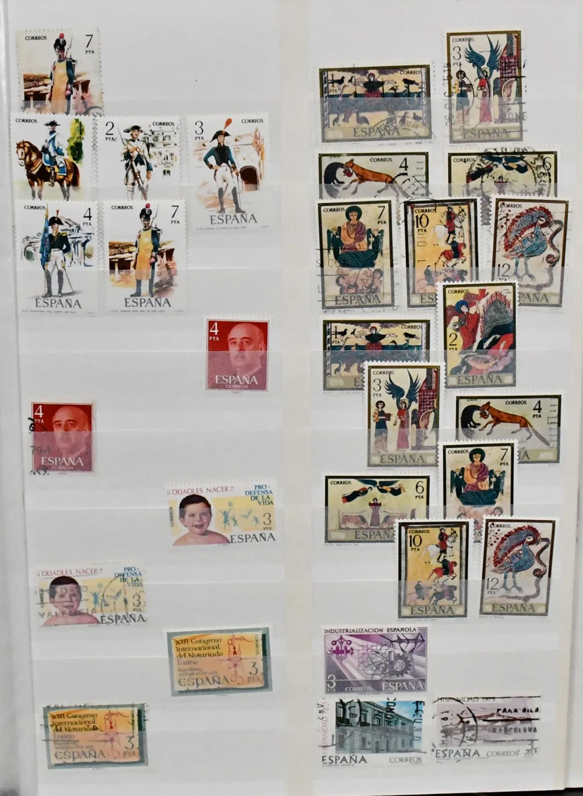 Espagne, 1856-2008, coll. dans les deux états dans deux albums, avec quelques valeurs anciennes et de nombreuses séries complètes des années 1950 à 80, ainsi que quelques timbres de distributeurs et de surtaxe obligatoire