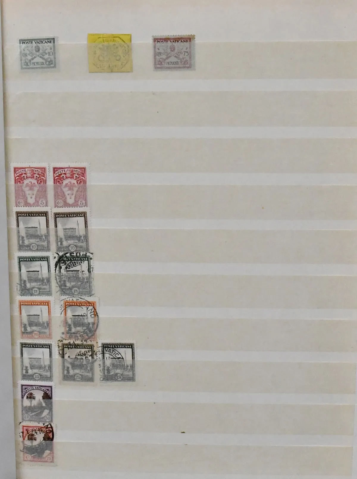 Vatikán, 1929-1983, bohatý fond ve dvou albech, včetně mnoha čistého materiálu, často v jednotkách, s rohy archu a okraji, zajímavé
