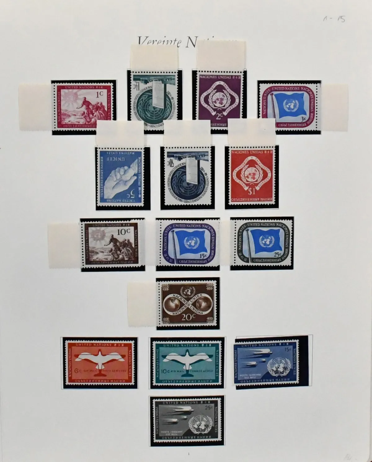 Nations Unies, New York, collection complète non oblitérée de 1951 à 1995, avec Bl. 1, 40 feuillets de drapeaux différents et autres feuilles de composition, dans deux albums préimprimés Borek. La valeur nominale valide incluse est déjà de 430 dollars US (= 450 euros)