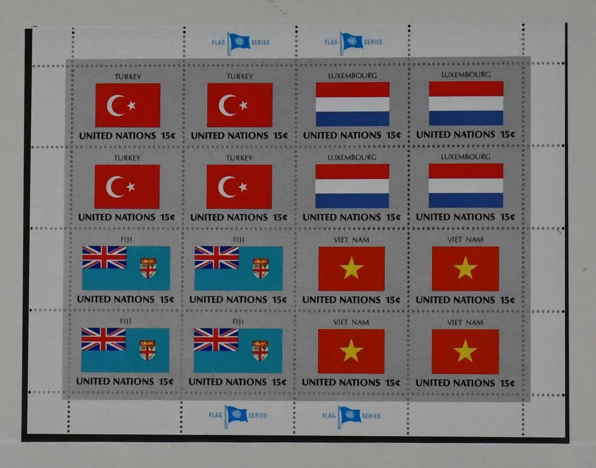 United Nations, New York, mint collection of 32 different flag mini-sheets, on Lindner-T forms. Nominal value already 103 USD