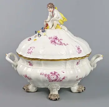 TERRINE COUVERTE MEISSEN sur pattes de lion vers 1745.