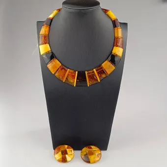 MULTICOLOR-BERNSTEIN-SET AUS COLLIER UND 1 PAAR OHRCLIPS.