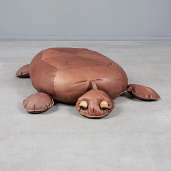 DIMITRI OMERSA, В СТИЛЕ, пуф-черепаха, кожа, 1970-е годы.