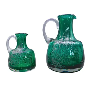 Ensemble de deux pichets en verre soufflé à la bouche, vert avec effet de bulles d'air.