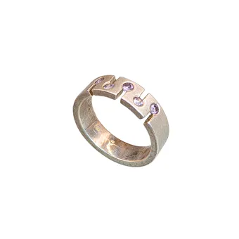 ITALIENISCHER RING AUS 925ER SILBER IM MÄANDER-DESIGN MIT HELLVIOLETTEN SCHMUCKSTEINEN.