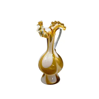 VASE À ANSE AVEC BORD PLISSÉ.