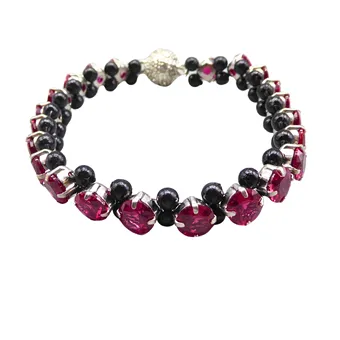 ARMBAND MIT SYNTHETISCHEN STEINEN UND MAGNETVERSCHLUSS.