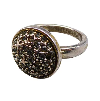 RING MIT RINGKOPF AUS METALL.
