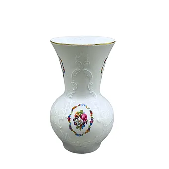 KPM ROYAL PORZELLANVASE MIT RELIEFDEKOR UND BUNTEN BLUMENMOTIVEN.