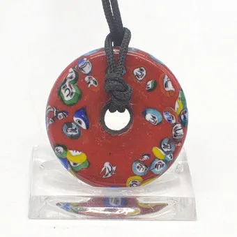 COLLIERANHÄNGER AUS MURANO GLAS, ROT, MILLEFIORI, DONUT-FORM, ITALIEN, SPÄTE 20. JH., DM 43MM.