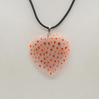 MURANO GLAS COLLIER, TRANSPARENTES HERZ MIT ROT-WEISSEN MILLEFIORI BLUMEN, HANDGEMACHT, VINTAGE.