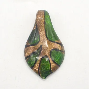 Pendentif collier designer en verre de Murano, forme de feuille, vert et or avec paillettes, Italie, vers 1950.