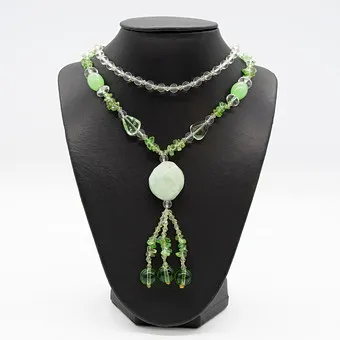 Collier avec une grande pierre de jade et différentes pierres de verre coloré en vert et verre clair, chaîne sans fin.