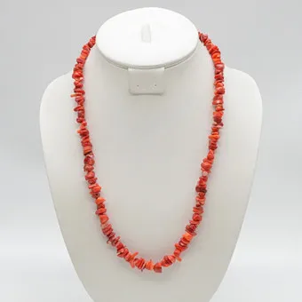 COLLIER AUS ROTER BAMBUSKORALLE, POLIERTE PERLEN, STERLINGSILBER-VERSCHLUSS, 20. JAHRHUNDERT.