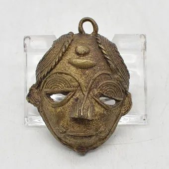 Messingen hanger, Afrikaans masker, handgemaakt, 20e eeuw, ca. 55 x 41 mm.
