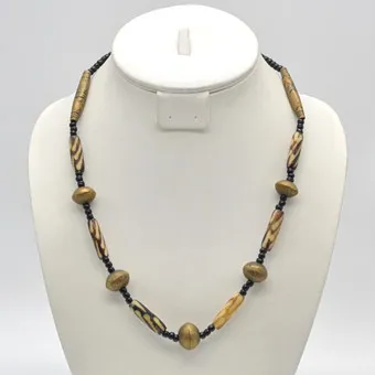 COLLIER AFRICAIN, PERLES FAITES MAIN, CORNE, BRONZE, BOIS, 20E SIÈCLE, ENV. 55 CM.