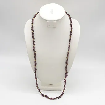 COLLIER DE PERLES ALMANDIN, PERLES POLIES, CHAÎNE SANS FIN, PERLES INTERCALAIRES DORÉES, ENV. 84 CM.