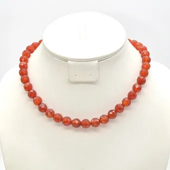 Collier de perles en grenat mandarin, perles taillées à la main, fermoir doré, 20e siècle, env. 42 cm.