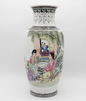 Chiński wazon porcelanowy Famille Rose ze sceną figuralną i ogrodową, znak Qianlong (ok. 1900–1950).