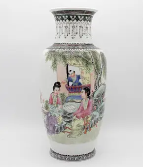 Chiński wazon porcelanowy Famille Rose ze sceną figuralną i ogrodową, znak Qianlong (ok. 1900–1950).