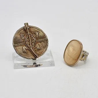 1X RING MIT PERLMUTT + 1X BROSCHE MIT ECHSE, MODESCHMUCK, VINTAGE.